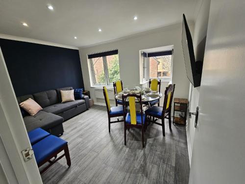 萨顿Sutton Apartment, Greater London的客厅配有桌子和沙发