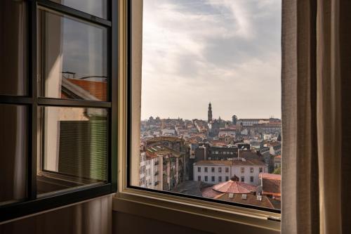 波尔图Santa Catarina FLH Suites的从窗户可欣赏到城市美景