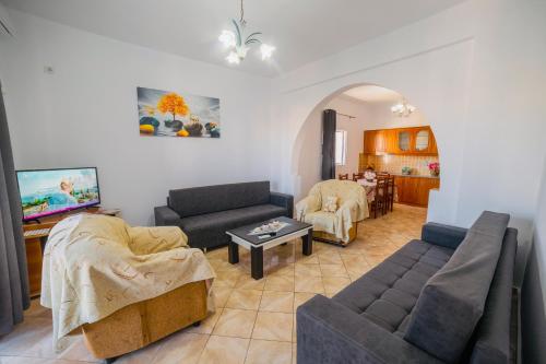 卡萨米尔Vila Feimi的客厅配有沙发和桌子