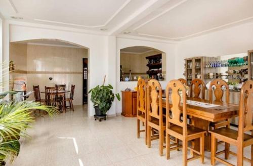 圣若泽杜斯坎普斯Quarto com / Bosque / Estoril / SJC的一间带木桌和椅子的用餐室