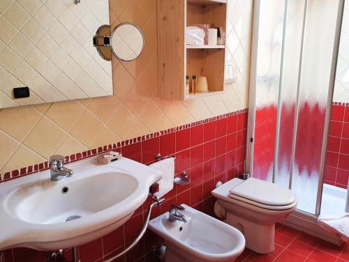 佩斯库拉奥索治奥酒店的一间带水槽和卫生间的浴室