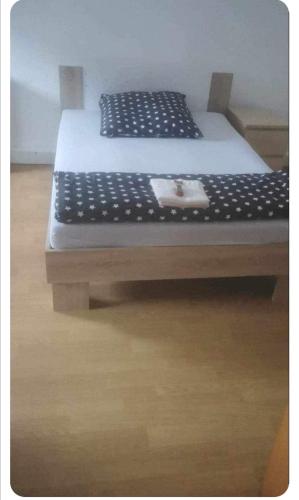 萨森海姆Monteurzimmer rasic的一张黑白床架床