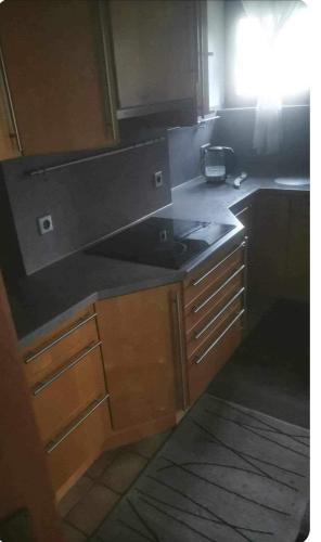 萨森海姆Monteurzimmer rasic的厨房配有黑色台面和水槽
