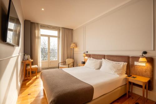 波尔图Memoria Porto FLH Hotels的酒店客房设有床和窗户。