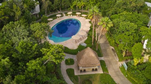 艾库玛尔Bahia Principe Luxury Sian Ka´an - Adults Only - All Inclusive的享有带游泳池的大楼的顶部景致