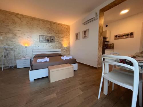 切法卢Cefalù Suite的小房间设有一张床和一把椅子