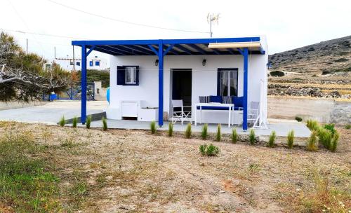 基莫洛斯岛Harmonia Studio Kimolos的蓝色和白色的小房子,设有门廊