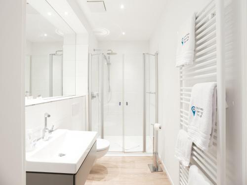 利普施塔特business boarding lippstadt的白色的浴室设有水槽和卫生间。