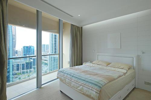 迪拜Emaar Residences Fashion Avenue - Formerly Address Dubai Mall的一间卧室设有一张床和一个大窗户