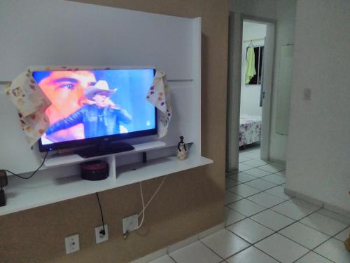 马塞约APTO 201 completo temporada Maceió (DIARIA)的客房内的架子上配有平面电视