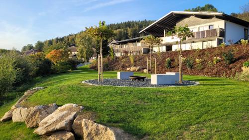 拉姆BayVista, die Bayerwald Lodge的一座带庭院的山顶房子