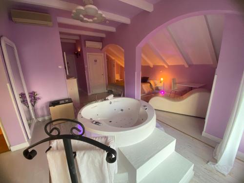 纳瓦尔卡内罗Hotel Rural Mansión的一间带浴缸的浴室位于客房中间