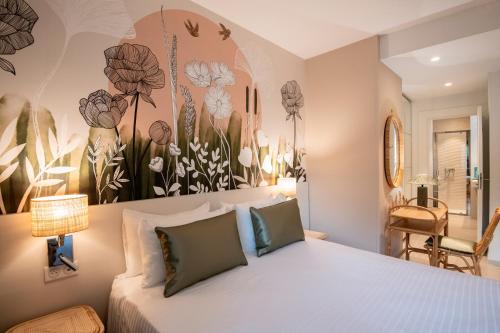 芒通Résidence Hôtelière Chambord的一间卧室配有一张壁画床