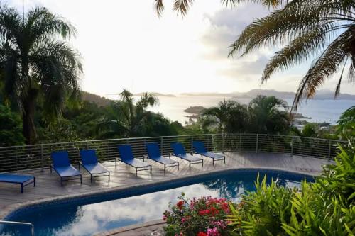 Cruz BayMandavilla - Inspired USVI的一个带椅子的游泳池,享有海景