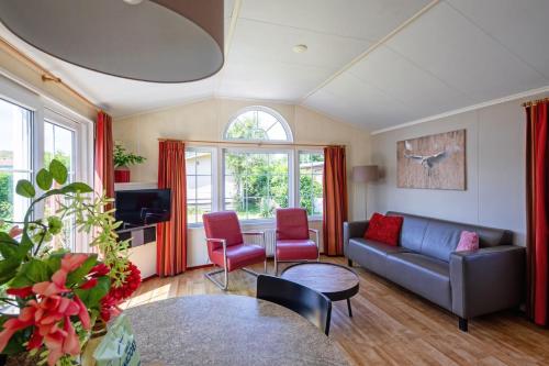 德科克斯多普Chalet de Slufter Texel的客厅配有沙发和桌子