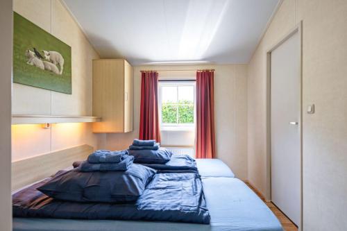 德科克斯多普Chalet de Slufter Texel的一间带两张床的卧室,位于带窗户的房间内
