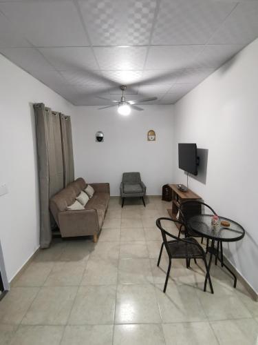 Apartamento full en David, Chiriquí.的客厅配有沙发和桌子