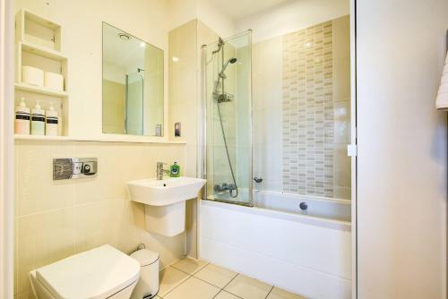 切姆Pass the Keys Cosy flat in Chelmsford的浴室配有卫生间、盥洗盆和淋浴。