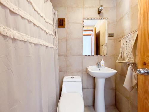 科皮亚波Hostal Villa Italo的一间带卫生间和水槽的浴室