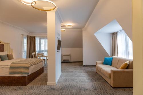 普罗夫迪夫ATLAS HOUSE Luxury Suites的酒店客房,配有床和沙发