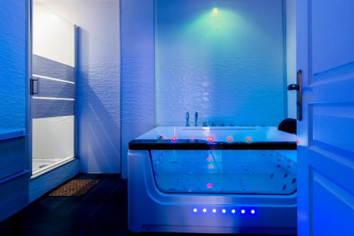 第戎Suite and Spa 21的蓝色的浴室设有浴缸和水槽
