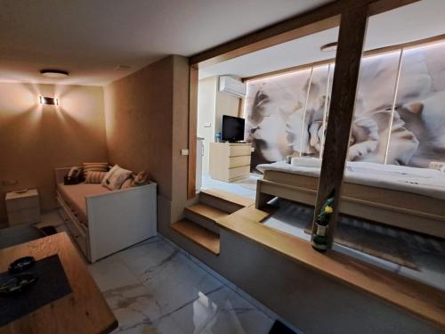哥鲁拜克Apartman Barka的小房间设有床和窗户