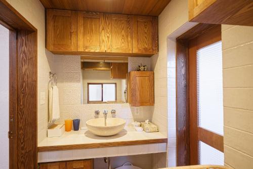 加贺Oyado Tonbo - Vacation STAY 16107的一间带水槽和镜子的浴室