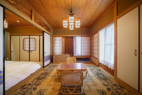 加贺Oyado Tonbo - Vacation STAY 16107的配有一张床和一张桌子及椅子的房间