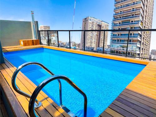 布宜诺斯艾利斯Modern Apartments in Palermo的建筑物屋顶上的游泳池