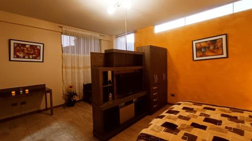拉巴斯HGA-Zafiro-Spa的带电视的客厅和卧室。