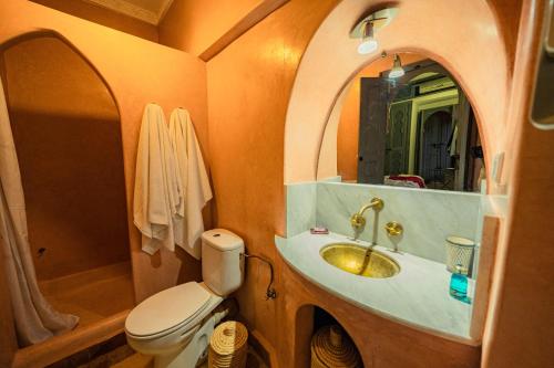 马拉喀什Riad Azawan的浴室设有卫生间和带镜子的盥洗盆