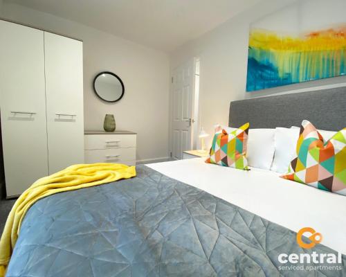 邓迪1 Bedroom Apartment by Central Serviced Apartments - Modern - FREE Street Parking - Close to University of Dundee - Weekly-Monthly Stay Offers - Wi-Fi - Cosy Little Apartment的卧室配有一张大床,墙上挂着一幅大画