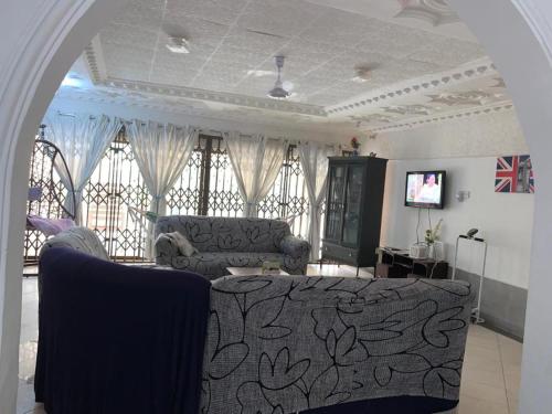 DompoasiInviting 3-Bed Apartment in Kumasi Ashanti Ghana的带沙发和电视的客厅