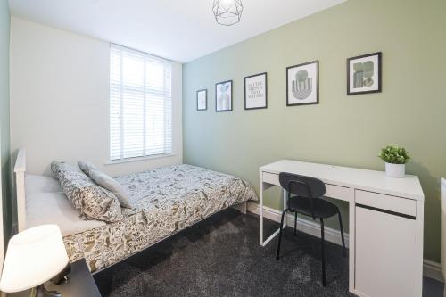 利物浦Poppy's Project - July Road的一间卧室配有一张床和一张书桌