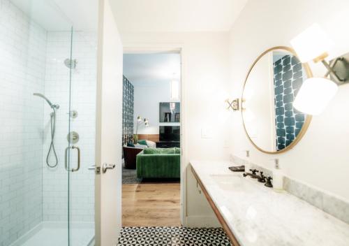 纳什维尔Reunion Hotel的带淋浴、盥洗盆和镜子的浴室