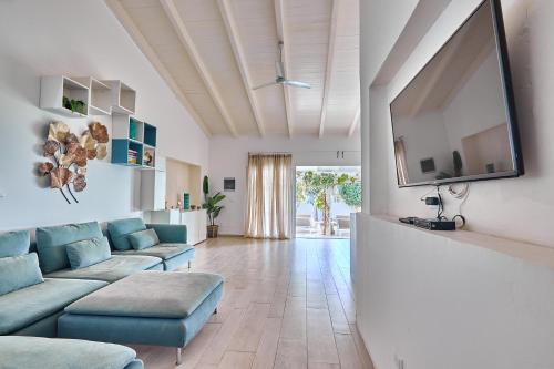 圣玛丽亚Beach Villa by Bobbywashere的带沙发和电视的客厅