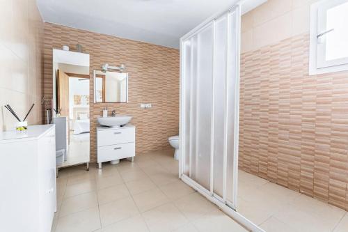 圣何塞德萨塔莱阿8 Guests Large Villa near Bossa Beaches & Airport的一间带水槽、卫生间和镜子的浴室