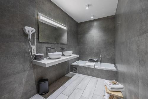 赫拉尔兹贝亨B&B Blue Garden Geraardsbergen的浴室设有2个水槽和镜子