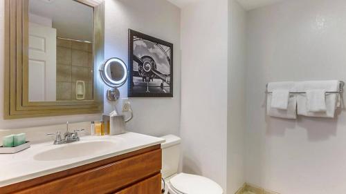 拉斯维加斯Viva Las Vegas! Bluegreen Club 36的一间带水槽、卫生间和镜子的浴室