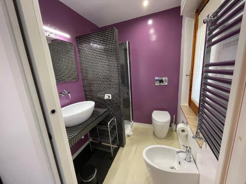 卡利亚里埃利亚的住宿加早餐酒店的紫色浴室设有水槽和卫生间
