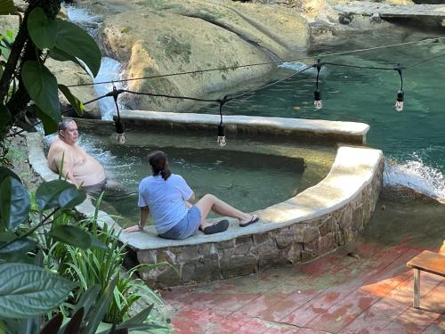 巴里奥斯港Posada de Don Alonso的两人坐在水中的热水浴缸中