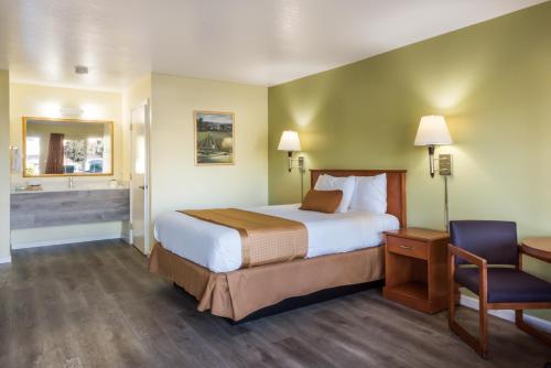 圣罗莎圣罗莎美洲最超值旅馆的一间酒店客房 - 带一张床和一间浴室