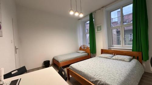 波兹南Rynek 6的客房设有两张床、一张书桌和窗户。