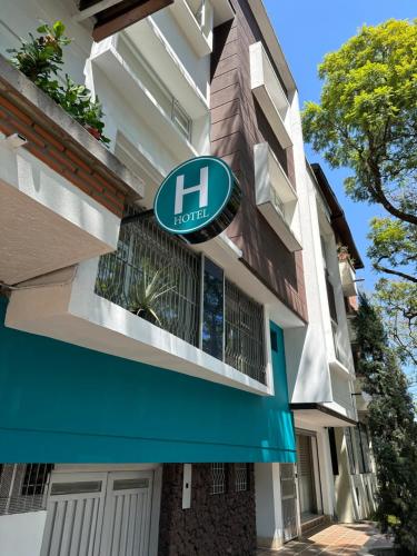 麦德林Laureles Guest House的建筑一侧的酒店标志