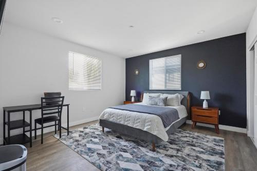 洛杉矶Good Shepard Homestay的一间卧室配有一张床和一张桌子及椅子