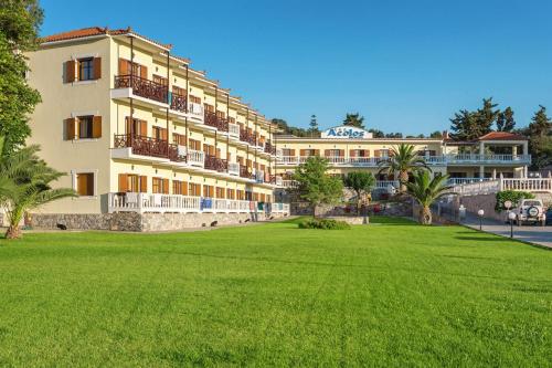 斯科派洛斯阿伊奥罗斯酒店的前面有绿色草坪的大建筑