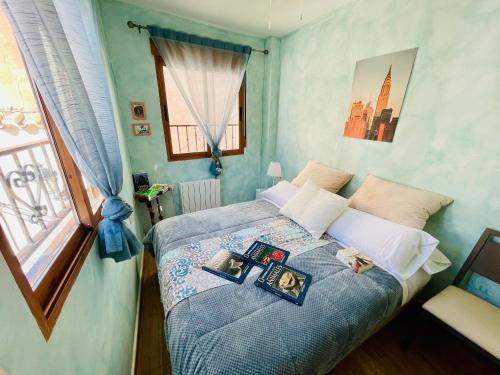 卡拉瓦卡·德·拉·克鲁斯VINO DE MAYO的一间卧室配有一张带两张照片的床