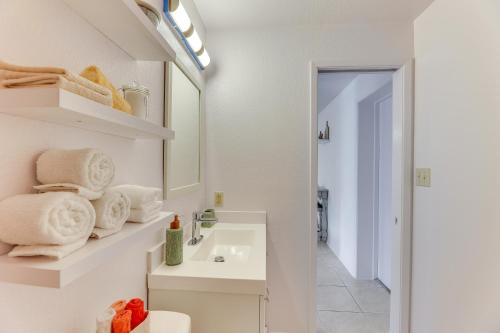休闲世界Convenient Mesa Apartment about 9 Mi to Downtown的白色的浴室设有水槽和镜子