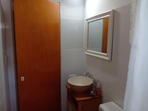 胡宁Lo de Cacho的一间带水槽和镜子的浴室