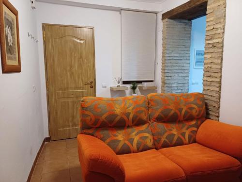隆达La casita Ronda的客厅里带橙色沙发的门